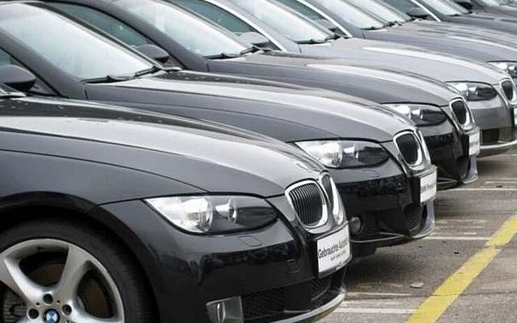 Autokauf Mehrere dunkle Autos der selben Automarke parken nebeneinander auf einem Parkplatz eines Gebrauchtwagenhändlers.