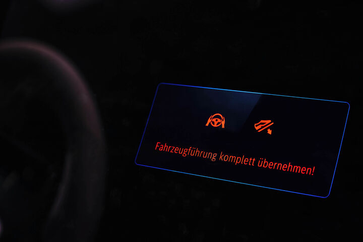 Auto Display mit Warnmeldung "Fahrzeugführung komplett übernehmen"