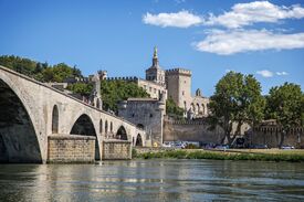 Blick auf die Brücke von Avignon (Frankreich) mit der Kathedrale Notre-Dame-des-Doms und dem Papstpalast im Hintergrund