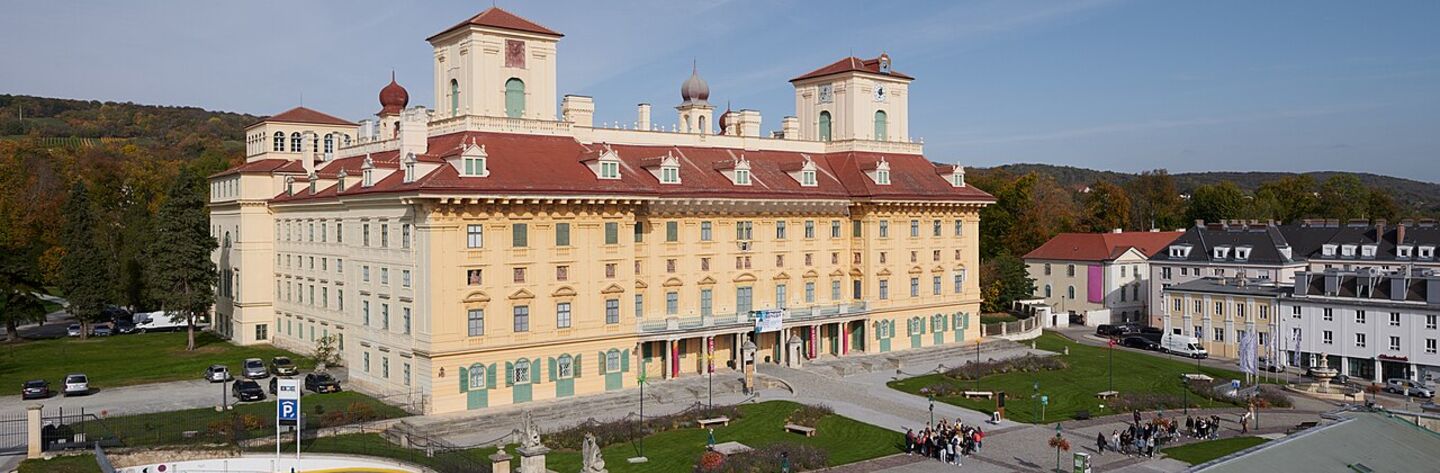 Großes Schloss mit Garten
