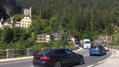 Stau B179 mit Blick auf Schloss Fernstein