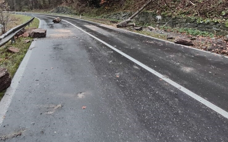 Felsbrocken auf der B20 im Thörlgraben.