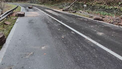 Felsbrocken auf der B20 im Thörlgraben.