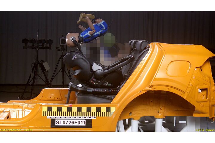 Das Foto zeigt, wie sich beim Modell von Britax Römer das Gurtschloss des Hosenträgergurtes öffnet und der Dummy daraufhin aus der Babyschale geschleudert wird.