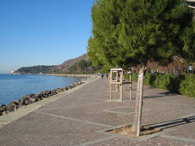 Eine lange Uferpromenade am Meer
