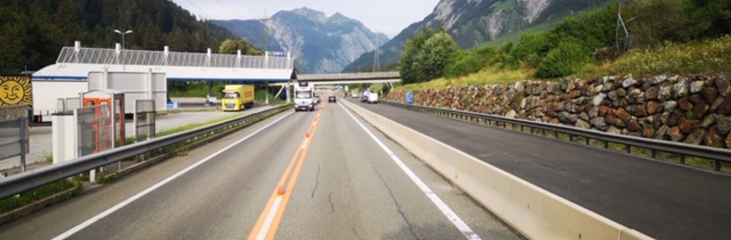 Fahrbahn der Rheintalautobahn mit geänderter Verkehrsführung wegen Bauarbeiten