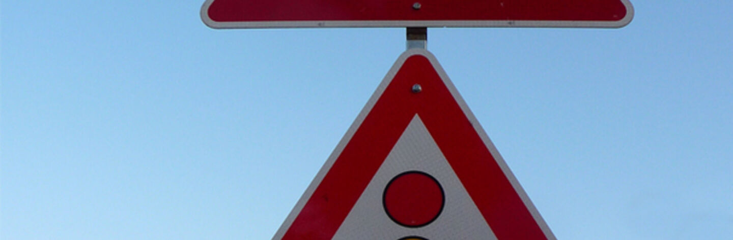 Verkehrszeichen Baustelle und Verkehrszeichen Ampel