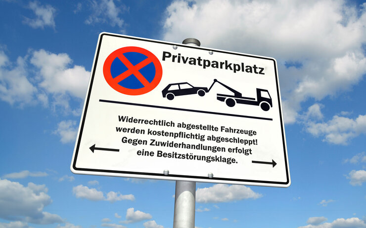 Privatparkplatz - Besitzstörung Ein Verkehrsschild Halten & Parken verboten, das anzeigt, dass es sich um einen Privatparkplatz handelt.