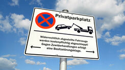 Ein Verkehrsschild Halten & Parken verboten, das anzeigt, dass es sich um einen Privatparkplatz handelt.