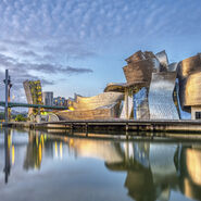 Das Guggenheim-Museum Bilbao ist ein Kunstmuseum für moderne Kunst.