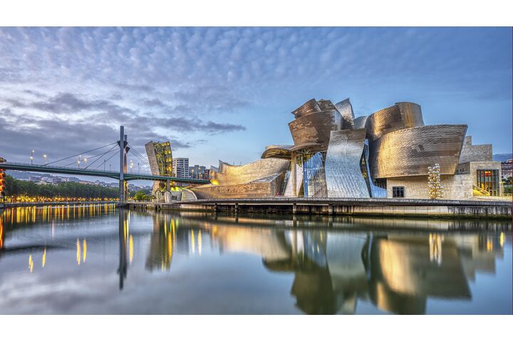 Das Guggenheim-Museum Bilbao ist ein Kunstmuseum für moderne Kunst.
