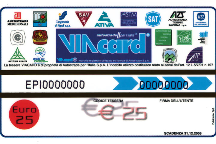 Eine Viacard mit der Aufschrift "VIACARD 25'"von Autostrade d'Italia auf einem weißen Hintergrund.
