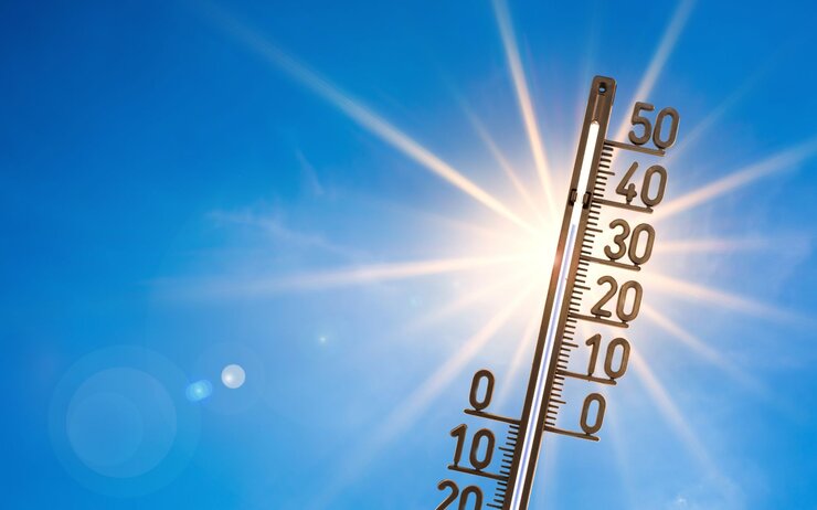 Auf dem bild ist ein Thermometer angezeigt, das in die Sonne gehalten wird und eine hohe Temperatur von rund 35 Grad anzeigt.