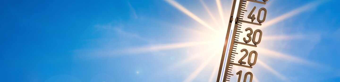Auf dem bild ist ein Thermometer angezeigt, das in die Sonne gehalten wird und eine hohe Temperatur von rund 35 Grad anzeigt.