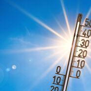 Auf dem bild ist ein Thermometer angezeigt, das in die Sonne gehalten wird und eine hohe Temperatur von rund 35 Grad anzeigt.