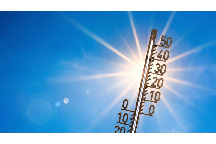 Auf dem bild ist ein Thermometer angezeigt, das in die Sonne gehalten wird und eine hohe Temperatur von rund 35 Grad anzeigt.
