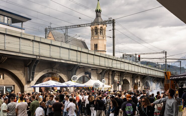 Innsbruck_Bogenfest Feiernde Menschen beim Bogenfest