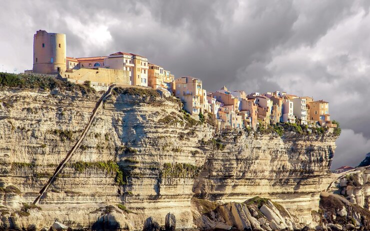 Bonifacio - Korsika Bonifacio auf Korsika thront stolz auf seinen Kalksteinklippen und blickt majestätisch auf das Mittelmeer