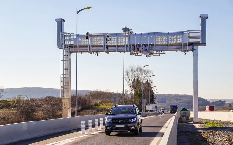 Free-Flow-Mautsystem in Frankreich: Pkw unter einem Mautportal auf der A4 bei Boulay-Moselle (Ausfahrt 36)