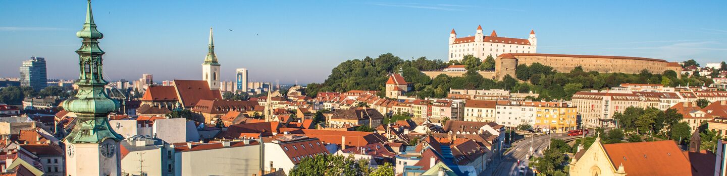 Das markante Schloss von Bratislava thront majestätisch über der Stadt und zeichnet eine beeindruckende Silhouette gegen den weiten Himmel.