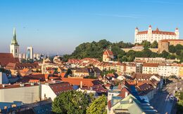Das markante Schloss von Bratislava thront majestätisch über der Stadt und zeichnet eine beeindruckende Silhouette gegen den weiten Himmel.