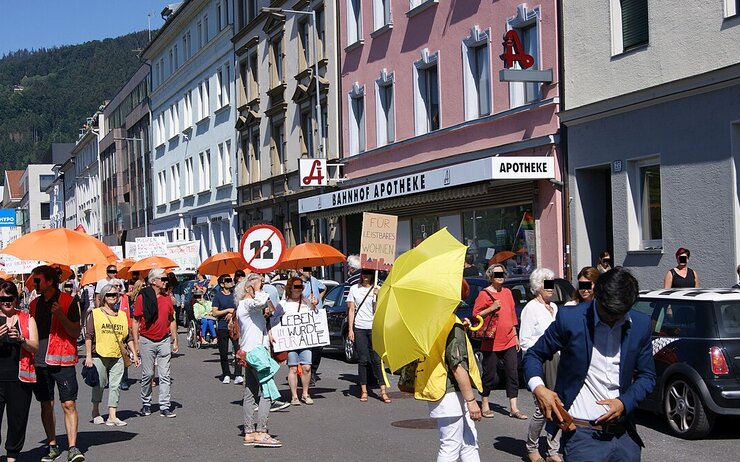 Menschen bei einer Demonstration in Bregenz
