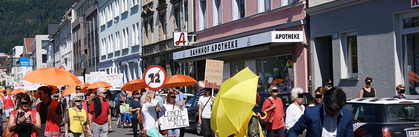 Menschen bei einer Demonstration in Bregenz