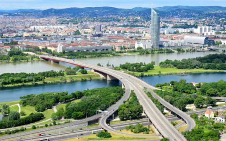 Eine Brücke über die Donau aus der Vogelperspektive