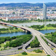 Eine Brücke über die Donau aus der Vogelperspektive