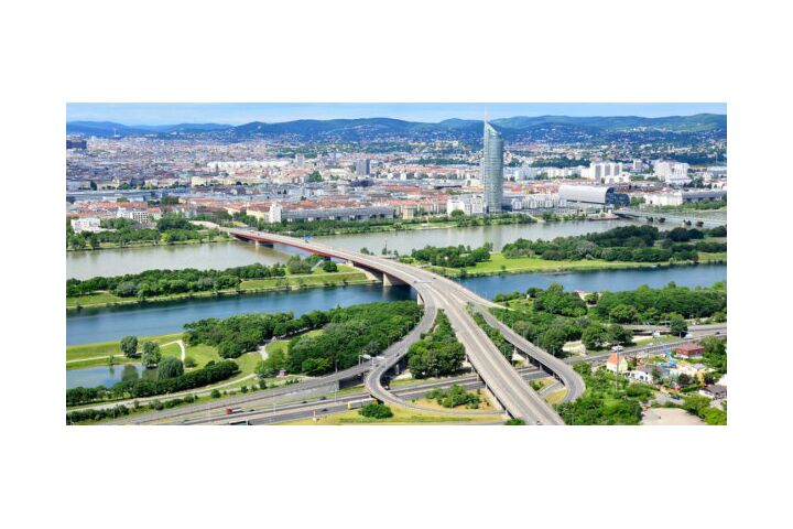 Eine Brücke über die Donau aus der Vogelperspektive