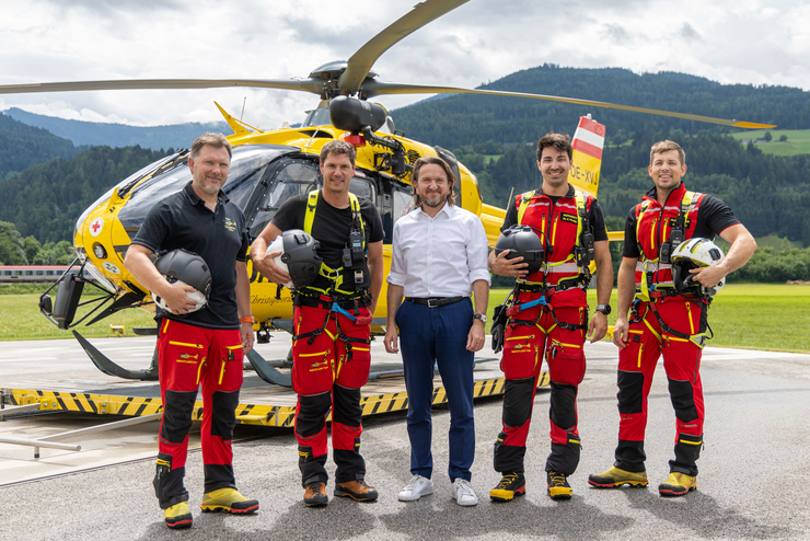 Christophorus 14 - Pilotprojekt mit Rettungswinde © ÖAMTC / Christoph Graif Christophorus 14 - (v.l.n.r.): Andreas Wimmer (Pilot), Fabian Ömmer (Winch Operator), Marco Trefanitz (CEO ÖAMTC-Flugrettung), Florian Pundy (Notarzt), Johannes Seiwald (Bergespezialist)