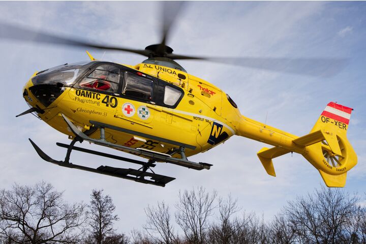 Christophorus-Hubschrauber 33 im Flug.