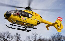 Christophorus-Hubschrauber 33 im Flug.