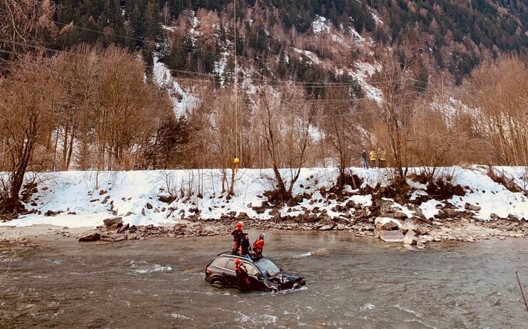 Wasserbergung aus der Isel Wasserbergung aus der Isel ÖAMTC-Flugrettung
