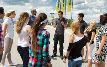 ÖAMTC Fahrtechnik Instruktor mit Gruppe ÖAMTC Fahrtechnik / https://www.oeamtc.at/fahrtechnik