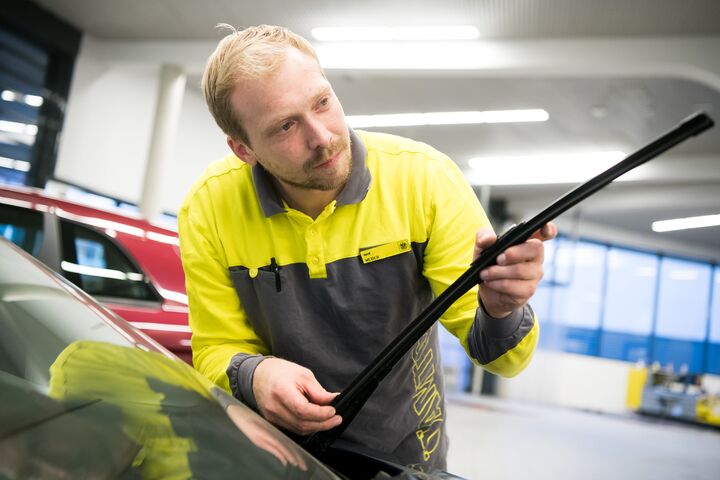 Ein ÖAMTC Mitarbeiter prüft einen Heckscheibenwischer