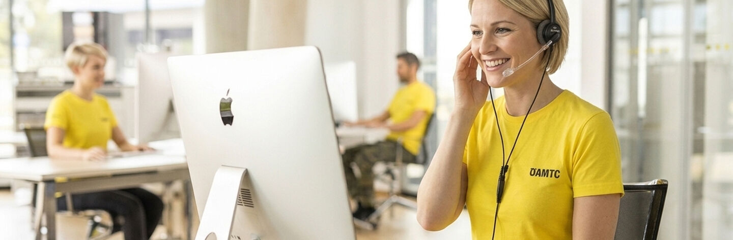 zeigt eine junge telefonierende Callcenter Mitarbeiterin in einem modernen Büro des ÖAMTC