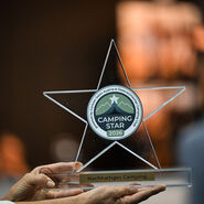 Man sieht den Camping Star. Es ist ein Preis in Sternform. 