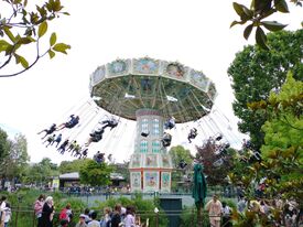 Ein Karussell im Jardin d'Acclimatation mit schwingenden Schaukeln