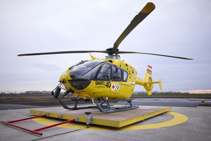 Notarzthubschrauber Christophorus 18 der ÖAMTC-Flugrettung am Landeplatz des neuen Stützpunkts Frauenkirchen.