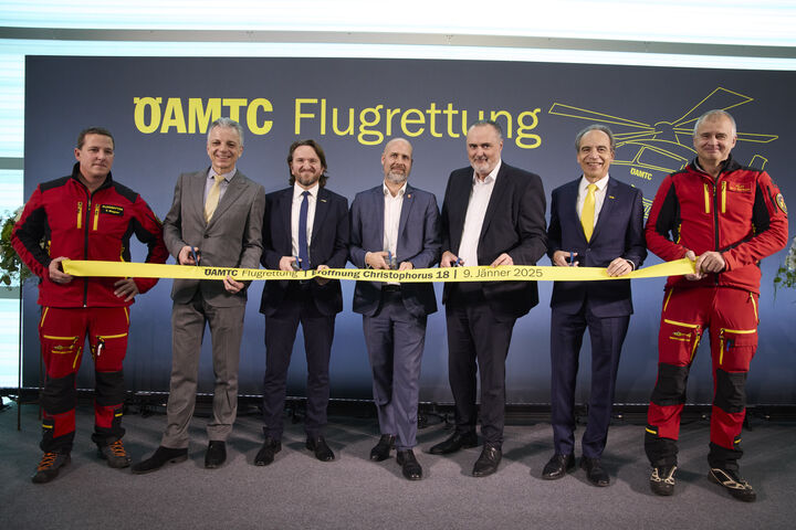 Feierliche Eröffnung des neuen ÖAMTC-Stützpunkt Christophorus 18 der ÖAMTC-Flugrettung im Beisein von Landeshauptmann Hans-Peter Doskozil kurz vor dem Durchschneiden des Eröffnungsbandes.