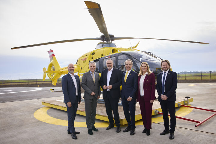 Neuer Stützpunkt der ÖAMTC-Flugrettung in Frauenkirchen wird eröffnet - die Ehrengäste vor dem Notarzthubschrauber Christophorus 18.