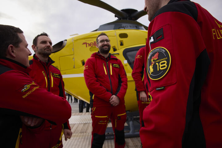 Flugrettungs-Crew vor dem Notarzthubschrauber Christophorus 18 am Stützpunkt Frauenkirchen, Burgenland.