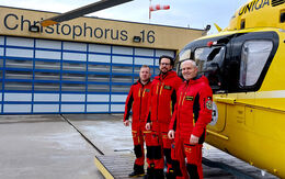 Die 3er-Crew des Notarzthubschraubers Christophorus 16 am Stützpunkt vor dem Hubschrauber in Oberwart.