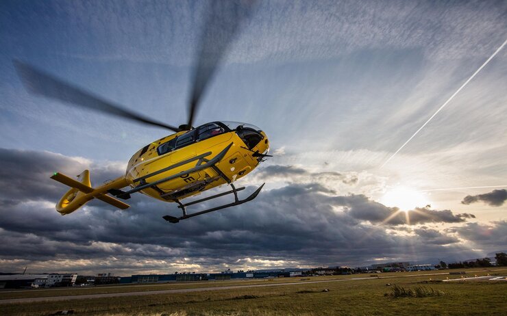 ÖAMTC-Flugrettung ÖAMTC Hubschrauber knapp über den Boden