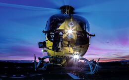 Christophorus-Notarzthubschrauber bei Dämmerung.