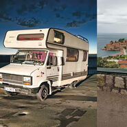 Ein Wohnmobil vor mediterraner Kulisse. Daneben zu sehen ist der Besitzer, ein ÖAMTC-Clubmitglied.