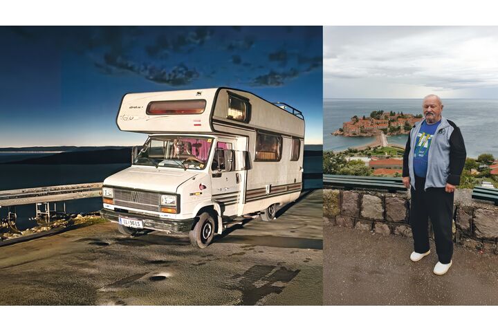 Ein Wohnmobil vor mediterraner Kulisse. Daneben zu sehen ist der Besitzer, ein ÖAMTC-Clubmitglied.