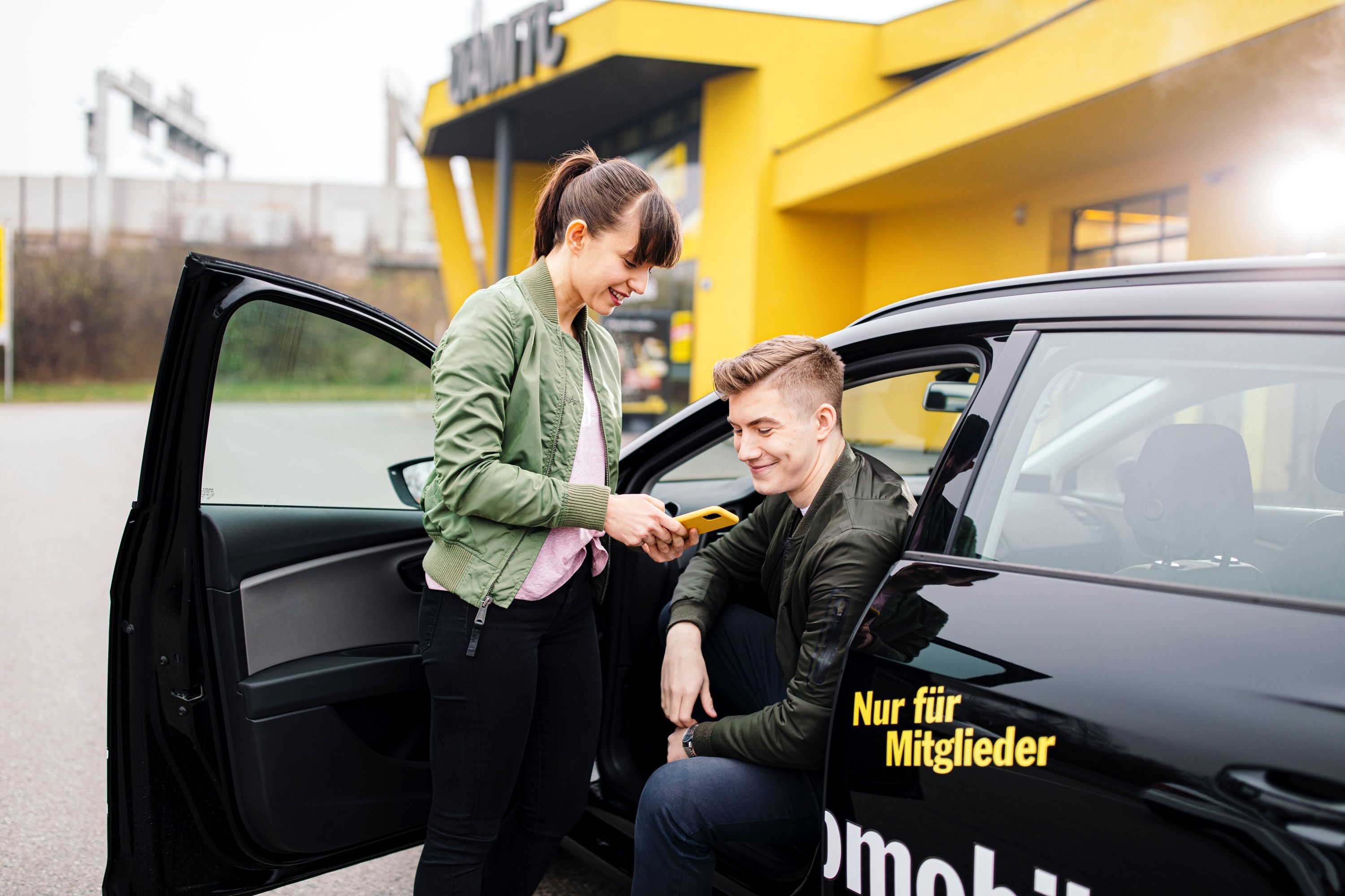 Ein junges Pärchen sitzt in einem ÖAMTC Clubmobil