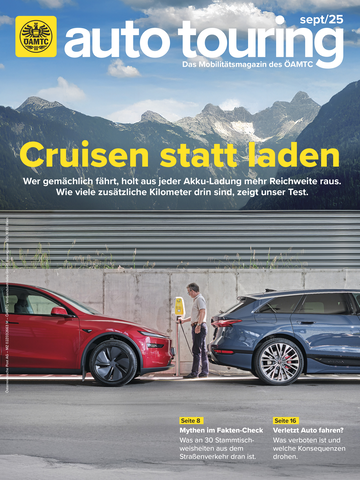 Cover auto touring September2025_ohne.jpg Cover des Magazins auto touring zeigt eine Person zwischen zwei Fahrzeugen